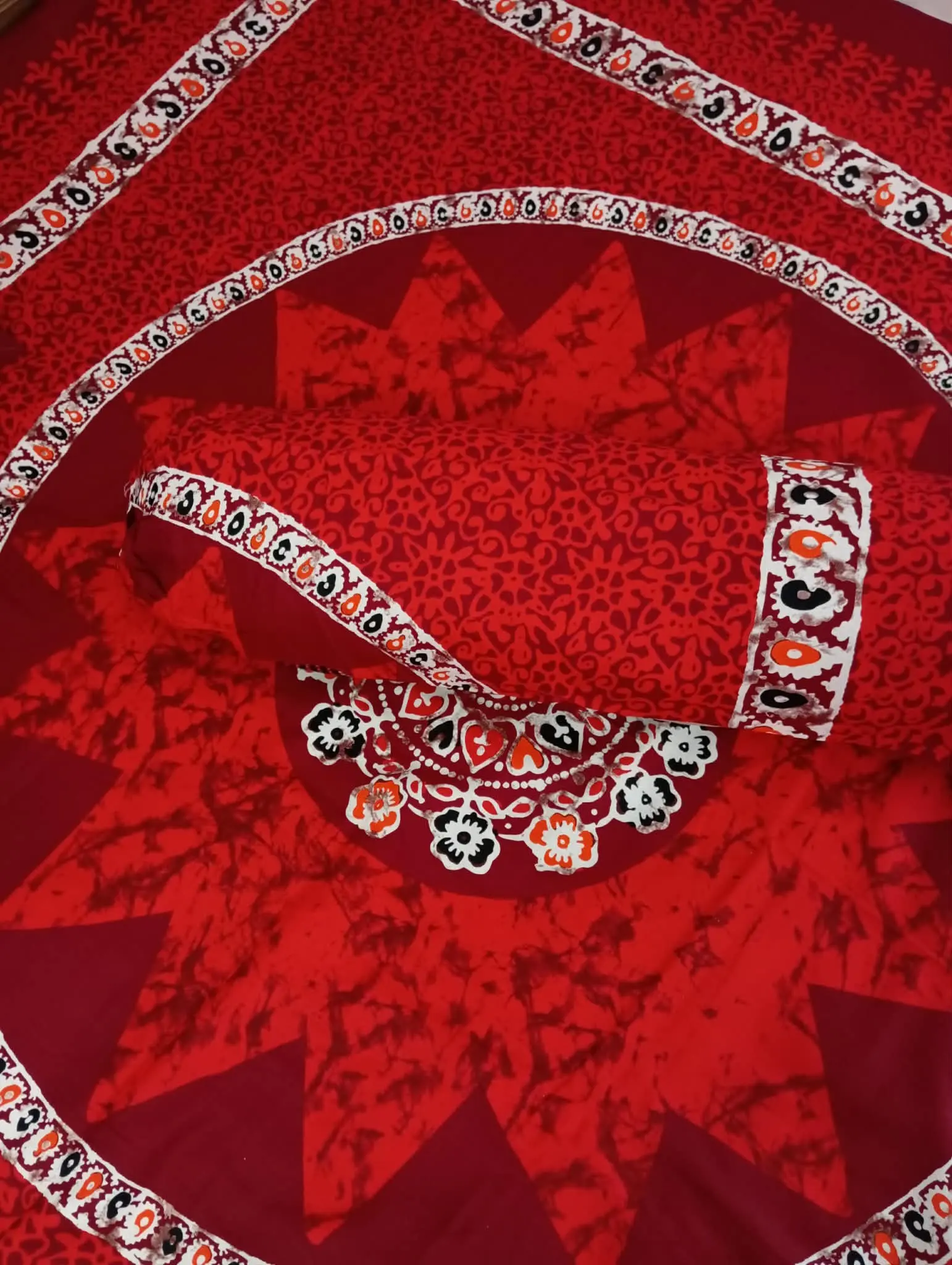Luxury Digital Batik Print Bed sheet (4 pcs) - Image 3